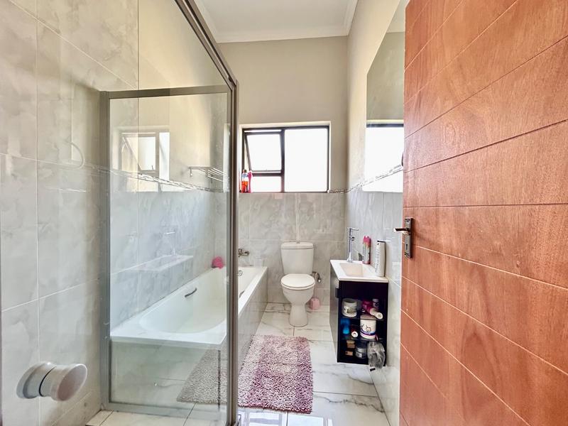 5 Bedroom Property for Sale in Xanadu North West